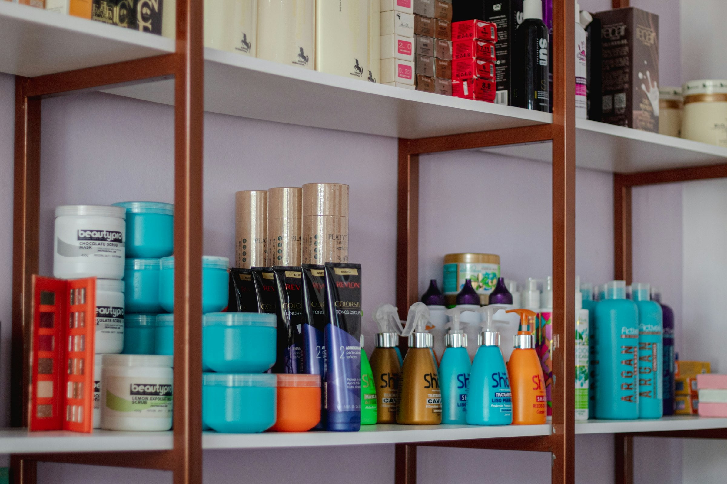 Estantería con productos de cosmética profesional